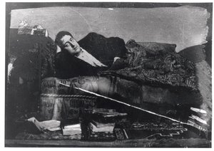 ギヨームアポリネール（1880〜1918年）のリクライニングの肖像、1910年頃 作： French Photographer